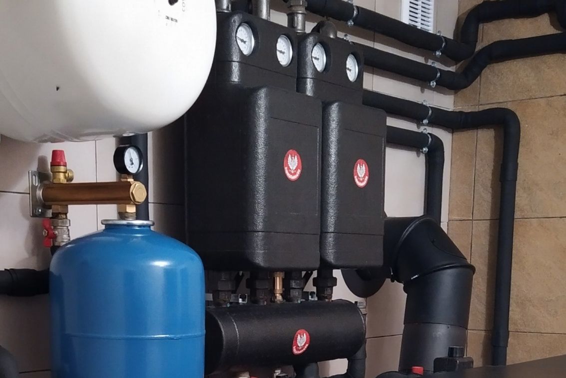 Grupy pompowe Elterm oraz sprzęgło hydrauliczne zamontowane na ścianie